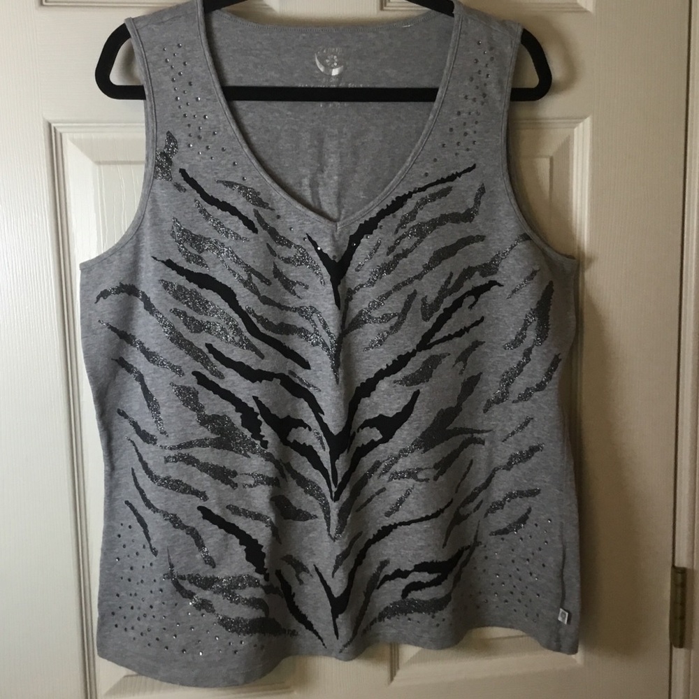 Chicoโs Zenergy Gray Studded Animal Print V-Neck Tank Top - L / Chicoโs 3